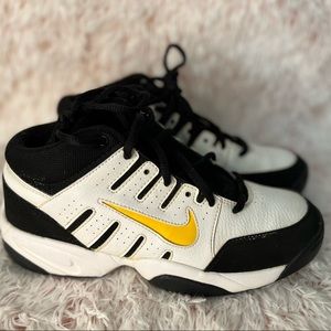 Nike boys lay up sneakers Size 5